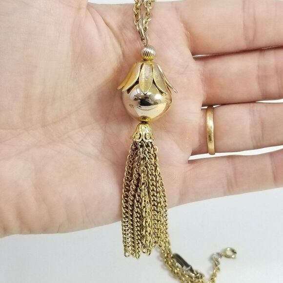Vintage Gold Tone Necklace with Chain Tassel Pendant, Retro 70s Style Design - Picture 3 of 6